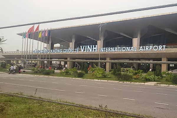 Hướng dẫn viên E28bet casino phiên bản mới: Nhắc nhở khách hàng cẩn thận tình trạng cò xe ở sân bay Vinh.